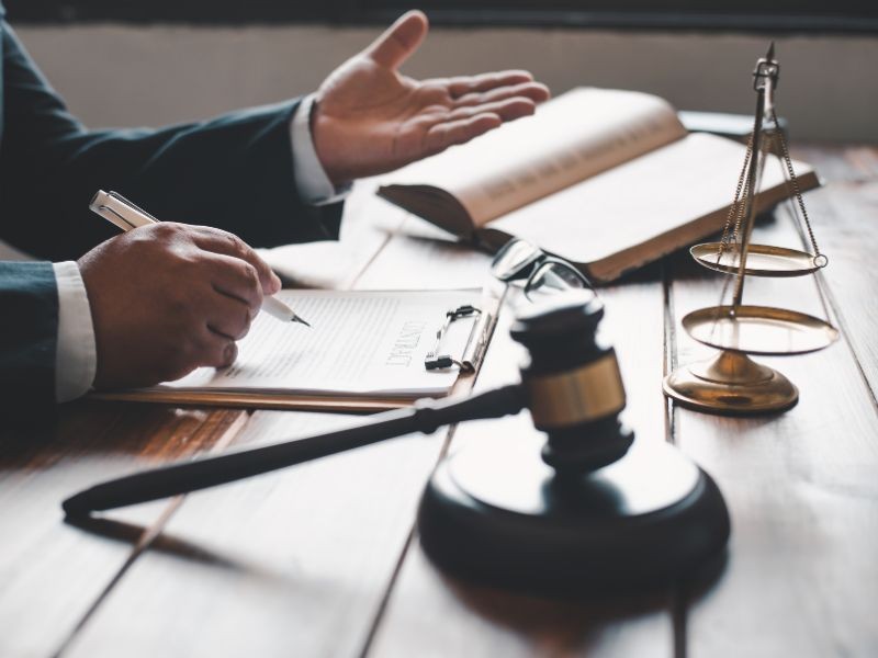 Por que contratar um advogado especialista em revisão judicial faz a diferença?
